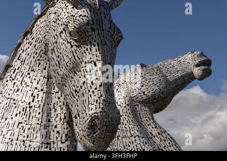 Les célèbres sculptures monumentales en acier représentant des têtes de cheval connues sous le nom de The Kelpies, conçues par le sculpteur Andy Scott, à Falkirk, en Écosse, le 31 juillet 2026. Banque D'Images