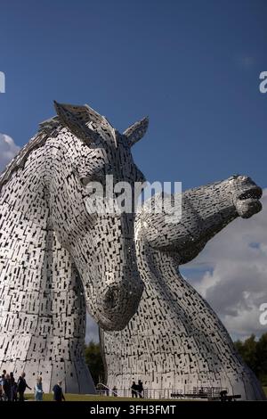 Les célèbres sculptures monumentales en acier représentant des têtes de cheval connues sous le nom de The Kelpies, conçues par le sculpteur Andy Scott, à Falkirk, en Écosse, le 31 juillet 2026. Banque D'Images