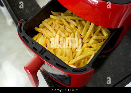 Vue de dessus d'une friteuse à air moderne avec des frites à l'intérieur Banque D'Images