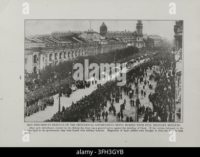 La Révolution russe. 1917 Hommes morts pour défendre le gouvernement provisoire sont enterrés avec tous les honneurs militaires. Après chaque trouble créé par les Bolcheviques, il y avait un cri général contre l'effusion de sang. Si les victimes appartenaient à la faction fidèle au gouvernement, elles étaient enterrées avec les honneurs militaires. Des régiments de soldats fidèles furent amenés du front pour maintenir l'ordre. Banque D'Images
