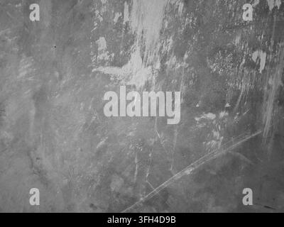 Arrière-plan en cadre complet d'une texture de mur en ciment gris défraîchi, présentant des rayures prononcées, des taches de plâtre blanc et une finition industrielle brute Banque D'Images