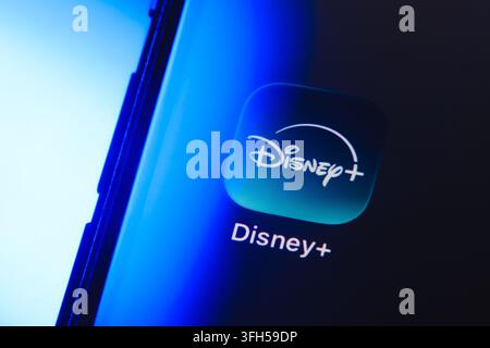 Paris, France – 15 septembre 2026 : Logo de l'application du service de streaming Disney+ sur un écran de smartphone avec une lumière néon bleue. Banque D'Images
