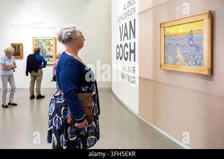 OTTERLO - Image atmosphérique des visiteurs à L'Semeur lors de l'exposition Van Gogh, All Our Paintings au musée Kröller-Müller. Pour la première fois depuis 1984, vous pouvez voir les 88 peintures de Vincent van Gogh (1853-1890) de la collection Kröller-Müller. VINCENT JANNINK / ANP Pays-Bas out - Belgique out Banque D'Images