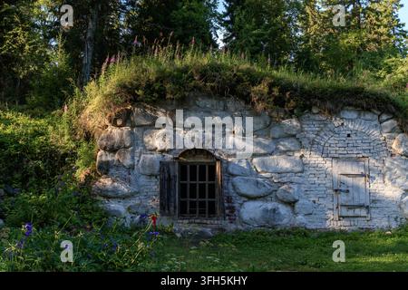 ÎLE DE BOLSHOY SOLOVETSKY, RUSSIE - 25 JUIN 2022 : Cellier en pierre historique avec un toit en gazon intégré dans une colline au monastère de Solovetsky Banque D'Images