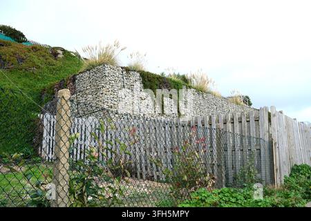 Protection de talus, paniers en gabions avec roches et pierres, Bexhill-on-Sea, East Sussex, Royaume-Uni Banque D'Images