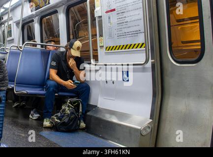 Un passager à l'intérieur d'un train de la Washington Metropolitan Area Transit Authority (WMATA) Metrorail à Washington, D.C. Banque D'Images