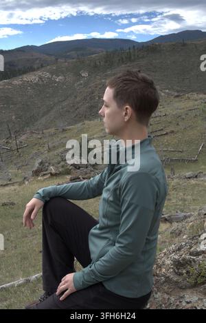 Vue stoïque de la rivière Poudre dans le Colorado Une femme assise en silence Banque D'Images