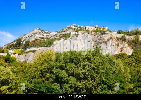 Vue panoramique aérienne de la forteresse de Bastille sur une montagne surplombant la ville de Grenoble en France Banque D'Images