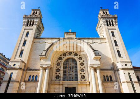 Vue panoramique de la basilique historique du Sacré-Cœur dans la ville de Grenoble, France Banque D'Images