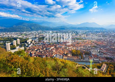 Vue panoramique aérienne de la vieille ville historique de Grenoble, France Banque D'Images