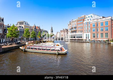 La vue pittoresque sur la rivière Amstel avec la tour Munttoren et les bâtiments historiques à Amsterdam, Pays-Bas Banque D'Images