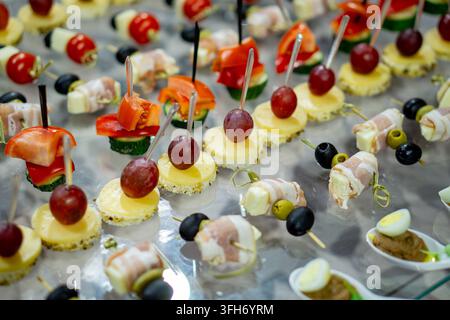 Canapés gourmands variés et snacks de traiteur avec brochettes. Banque D'Images