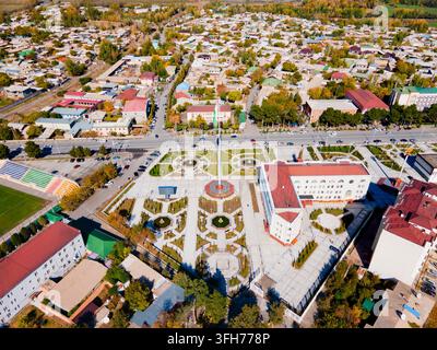 Vue panoramique aérienne de la place principale de Penjikent. Penjikent ou Panjakent est une ville de la province de Sughd au Tadjikistan. Banque D'Images