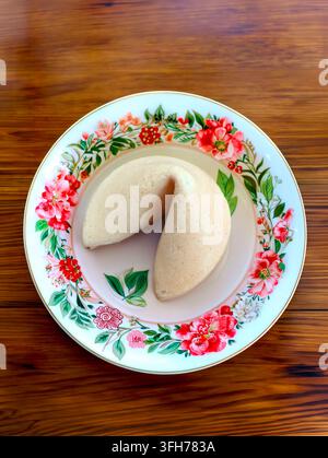 Fortune Cookie sur une assiette fleurie décorative Banque D'Images