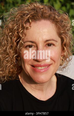 Portrait d'une belle femme blonde d'âge moyen aux cheveux bouclés Banque D'Images