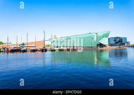 Amsterdam, pays-Bas - 13 juin 2023 : le bâtiment du NEMO Science Museum en forme de navire à Amsterdam, pays-Bas Banque D'Images