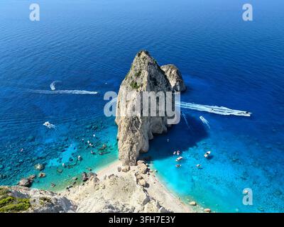 Vue en hauteur des dramatiques piles de calcaire de Mizithres et de la mer Ionienne turquoise depuis les falaises de Keri, Zakynthos (Zante), Grèce Banque D'Images