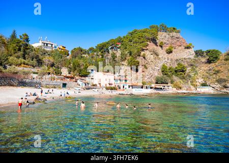 Taormina, Italie - 27 mars 2023 : des personnes non identifiées nagent à la plage d'Isola Bella à Taormina. Taormina est une ville sur la côte est de l'île Banque D'Images
