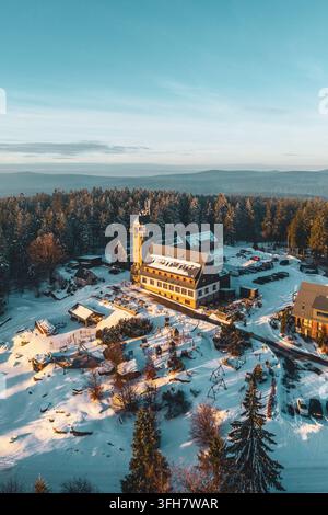 Vue aérienne de la tour d'observation Kralovka entourée de forêts de pins enneigées et d'un paysage hivernal dans les monts Jizera, Janov nad Nisou, Liberec Banque D'Images