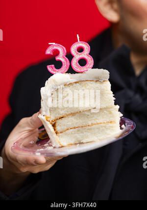 Gâteau de 38e anniversaire avec bougies numérotées (trente-huit) Banque D'Images