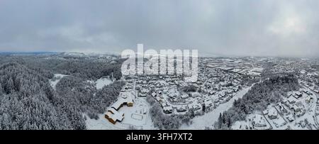 Vue panoramique hivernale large depuis Brakahaug vers Raglamyr à Haugesund, Norvège. Quartiers résidentiels enneigés, forêt et zone résidentielle. Banque D'Images