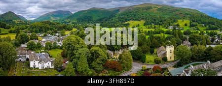 Vue aérienne du village de Grasmere entouré de campagne verdoyante dans le Lake District ; idéal pour les voyages au Royaume-Uni, le tourisme, l'immobilier et le marketing de destination Banque D'Images