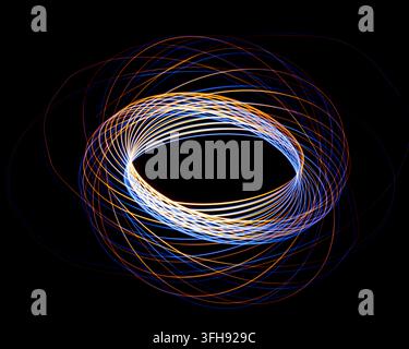 Peinture lumineuse abstraite bleue et orange formant un anneau orbital lumineux Banque D'Images