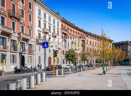 Vue de rue de la Piazza Castello incurvée en face du château des Sforza (Castello Sforzesco), avec des bâtiments résidentiels historiques à Milan, en Italie. Banque D'Images