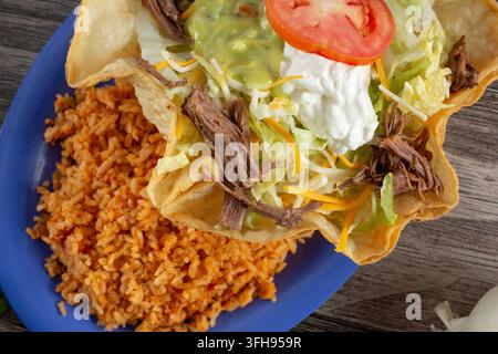 Une vue du dessus d'un bol de salade taco. Banque D'Images
