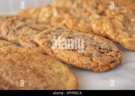 Une vue rapprochée de plusieurs piles de biscuits faits maison. Banque D'Images