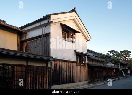 Entrepôt privé japonais traditionnel de l'époque Edo (倉) sur la rue Shinmachi-dori dans le quartier historique d'Omihachiman, Shiga, Japon. Banque D'Images