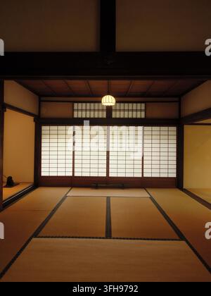 Salle tatami traditionnelle au temple Kennin-ji à Kyoto, Japon Banque D'Images