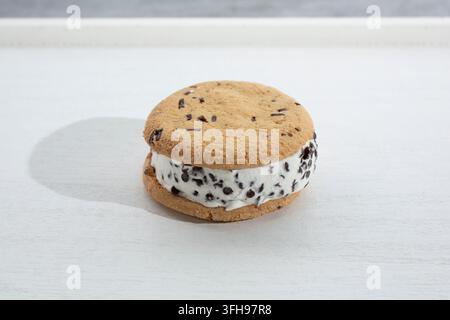 Une vue d'un sandwich glacé aux pépites de chocolat. Banque D'Images
