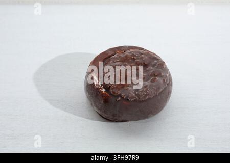 Une vue d'un sandwich glacé au biscuit trempé dans du chocolat. Banque D'Images