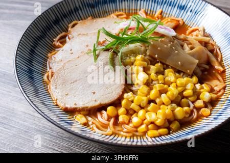 Une vue d'un bol de soupe miso ramen épicée. Banque D'Images