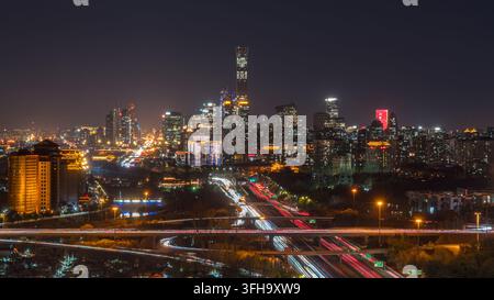 Paysage nocturne de Pékin avec des traînées de feux de circulation le long de la rivière Tonghui Banque D'Images