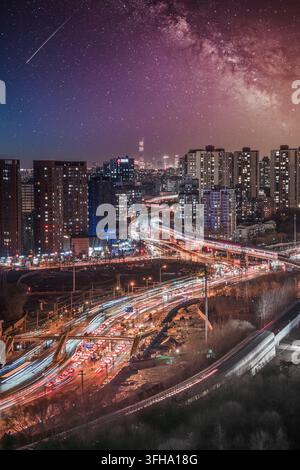 Photo composite du panorama de la ville de Pékin entrelacé avec un ciel étoilé, paysage urbain Banque D'Images