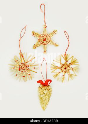 décorations de Noël en osier tissé artisanal, posées sur blanc Banque D'Images