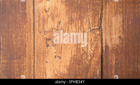 Texture de planches de bois vieilles et usées avec des fissures naturelles, des rayures, une veine verticale et des tons bruns chauds pour des concepts de fond rustique Banque D'Images