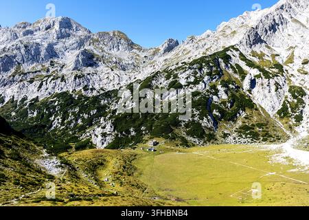 Une vue aérienne à couper le souffle de la prairie alpine immaculée de Korosica et des sommets majestueux des Alpes de Kamnik-Savinja depuis un sommet, Slovénie. Banque D'Images