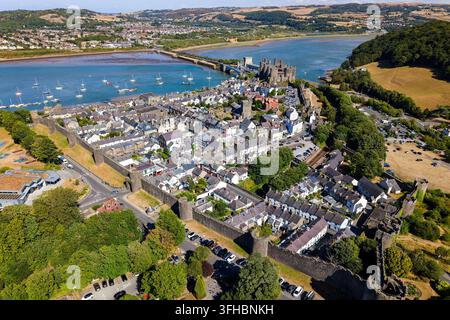 Château de Conwy et murs de ville médiévaux intacts vus d'en haut, Conwy, Pays de Galles du Nord, perspective aérienne large montrant la forteresse historique à côté de l'estuaire de la rivière Banque D'Images