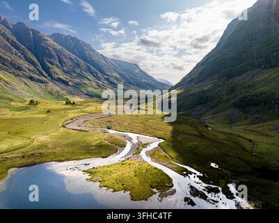 Vue aérienne estivale du Loch Achtriochtan sous la crête escarpée d'Aonach Eagach à Glencoe, dans les Highlands écossais. Banque D'Images