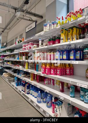 Pforzheim, Allemagne -,16 septembre 2026 Supermarché lumineux, allée de nettoyage garnie de bouteilles de spray, détergents, lingettes, brosses et produits d'entretien pour sols Banque D'Images