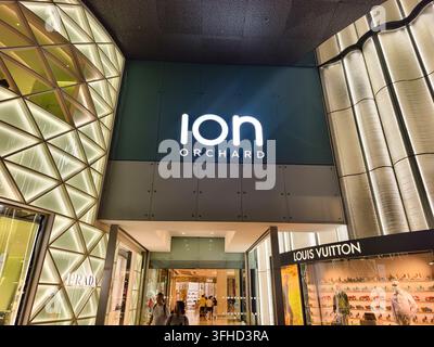 intérieur du centre commercial haut de gamme ION Orchard situé le long d'Orchard Road à Singapour Banque D'Images