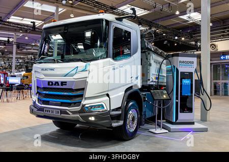 Camion de construction électrique DAF XDC 270e pour transport lourd et applications tout-terrain à l'IAA Transportation Motor Show de Hanovre. Allemagne - S Banque D'Images