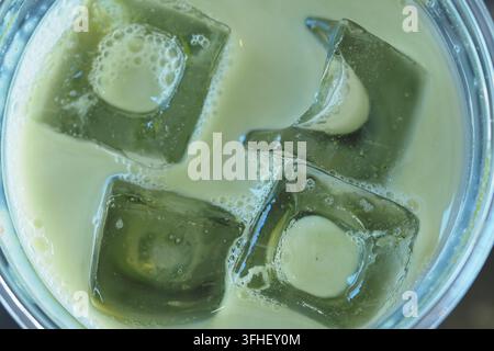 Un matcha glacé avec des glaçons en gros plan Banque D'Images