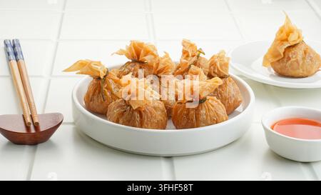 Ekado, wonton croustillant frit à point, sac d’argent ou sac doré Banque D'Images