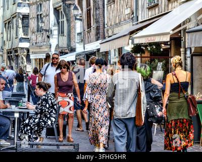 Des gens marchant dans des directions opposées le long d'une rue étroite et bondée dans le vieux quartier de Tours, Indre-et-Loire (37), France. Banque D'Images