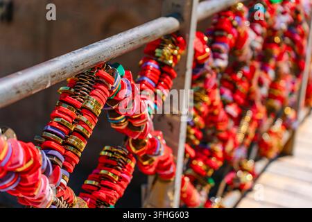 De nombreux cadenas rouges en forme de cœur sur un pont symbolisant le mariage et l'amour Banque D'Images