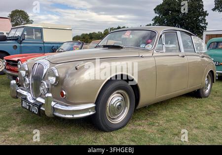 Voiture de salon britannique vintage de luxe Daimler V8 250 de 1966 en livrée dorée Banque D'Images